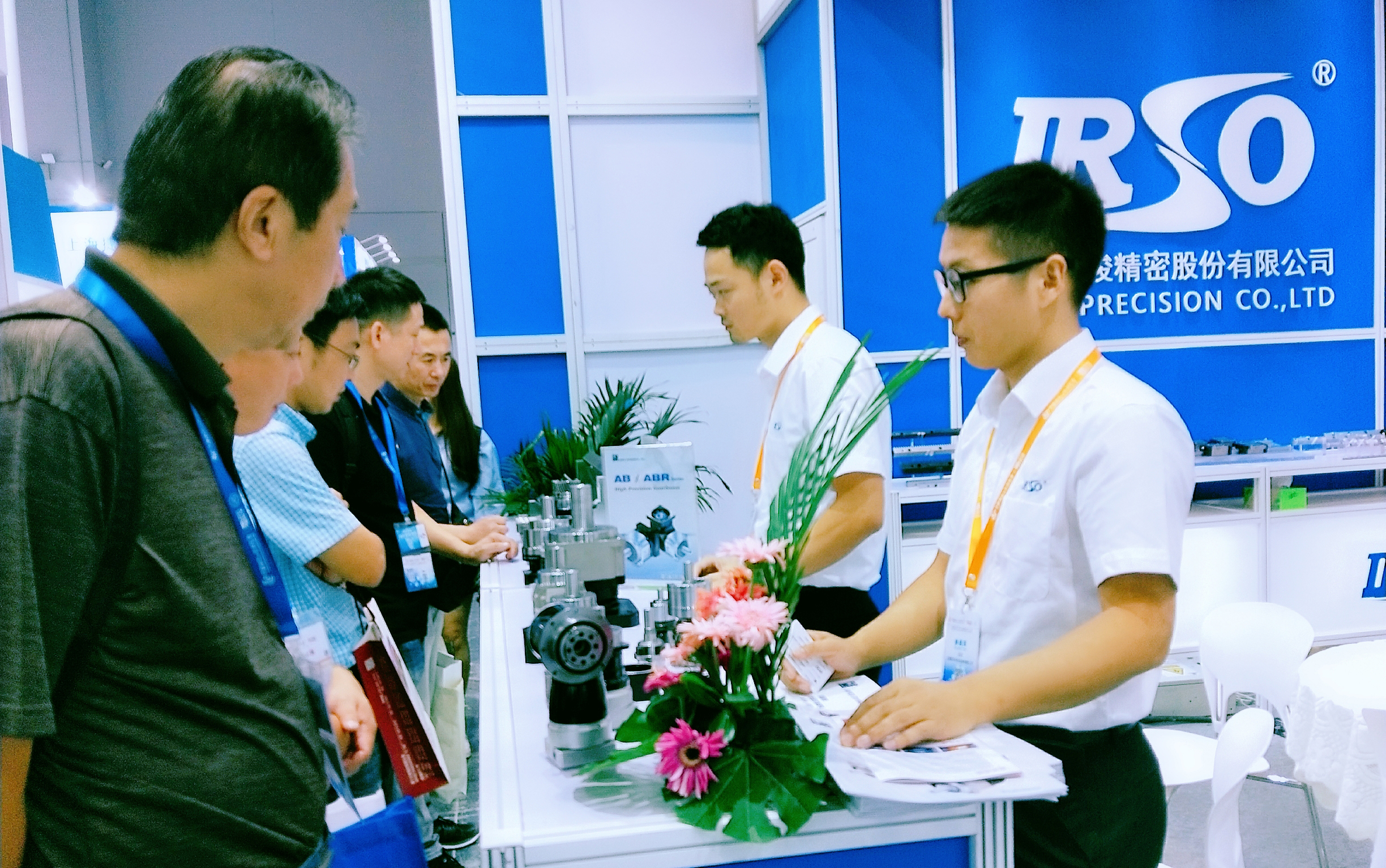 【上?！?019上海工業(yè)博覽會(huì) 公司展位人潮如梭